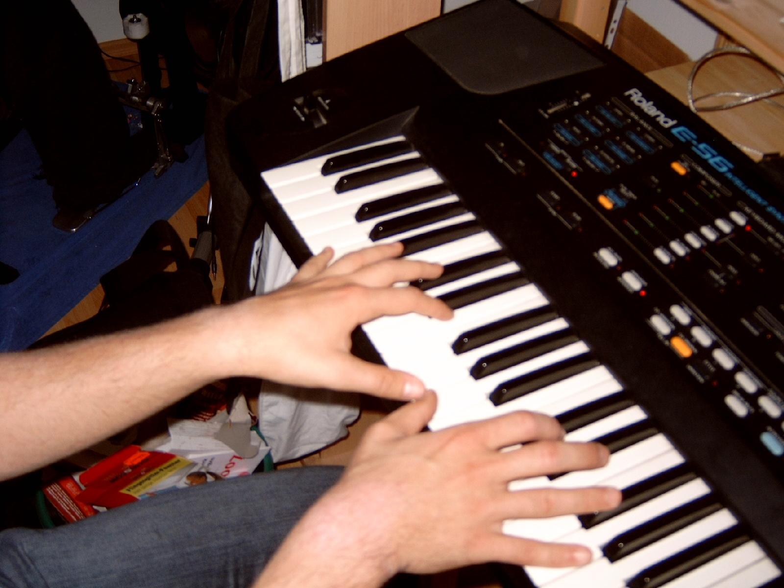 Das Keyboard von Stephan Richter: ein Roland E56. Hier gespielt von André Kahles bei eine Band-Probe.